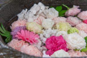 手稲神社の手水鉢。白やピンクのかわいい雰囲気の花手水